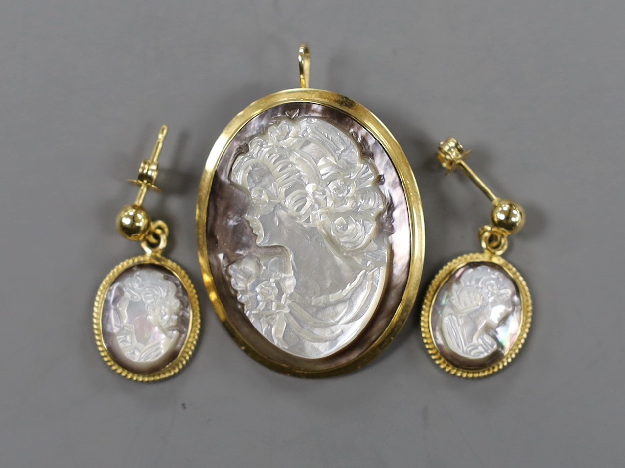 A modern suite of Italian 750 yellow metal mounted oval shell jewellery, comprising a cameo pendant brooch 32mm and pair of drop earrings